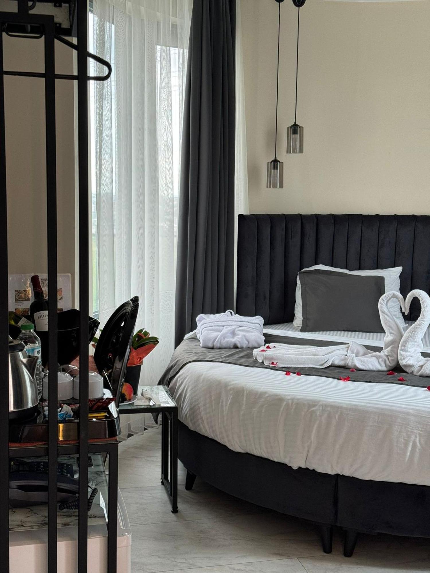 The Queen Airport Hotel-Round Trip Airport Service Arnavutkoy Eksteriør billede